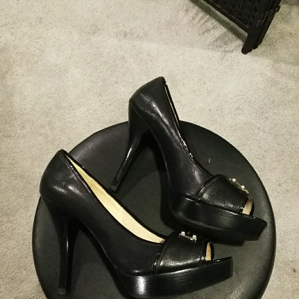 Michael Michael Kors peep toe pumps. - Picture 2 of 6